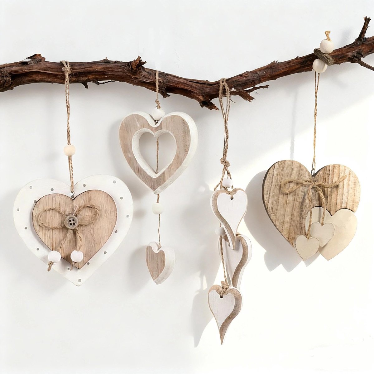 Dailygoods- Raamdecoratie Houten Hangers - 4 Stuks - Decoratief Hart - Geschikt voor Bruiloft - Stabiele Constructie - Zachte Kleuren - Hangdecoratie