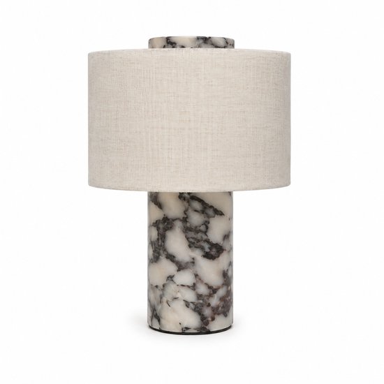 Lampe de table avec un pied cylindrique en marbre aux veines sombres et un abat-jour cylindrique en tissu blanc cassé.