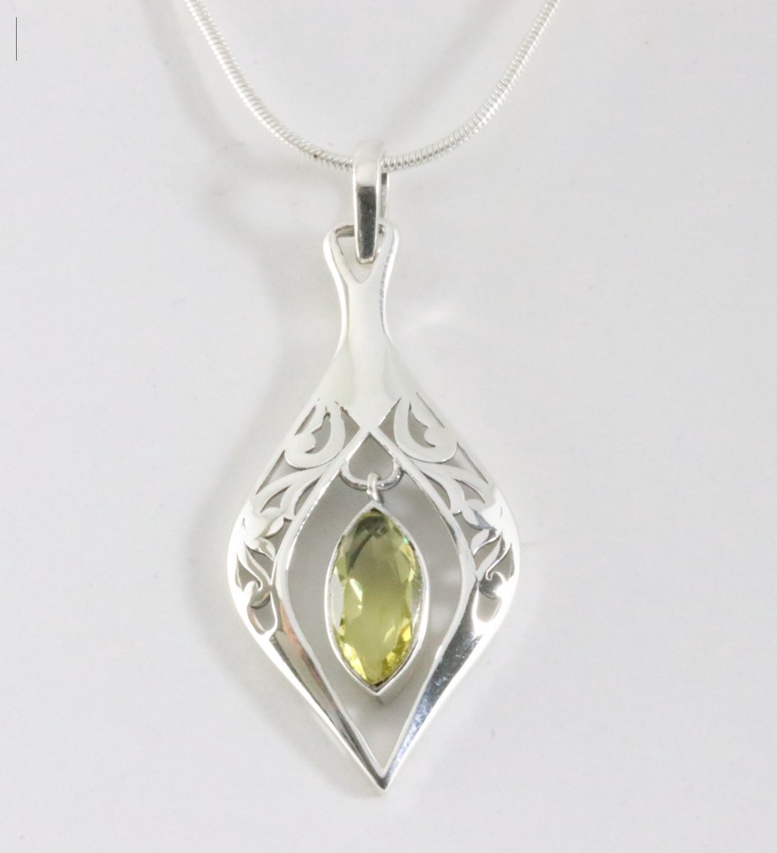 Opengewerkte zilveren hanger met citrien aan ketting