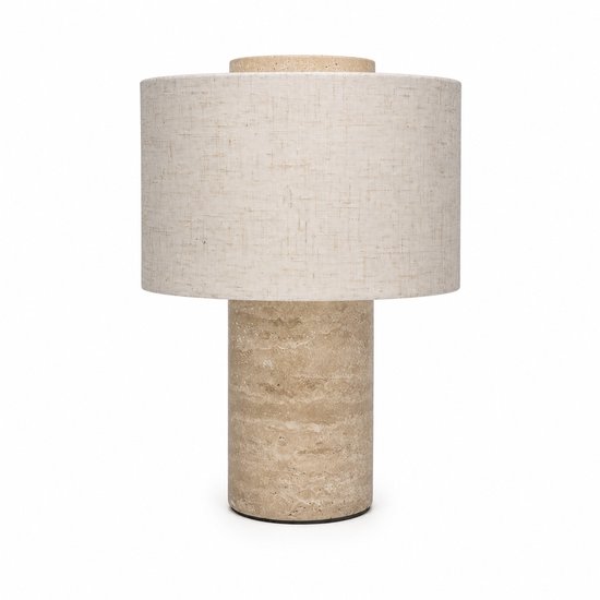 Lampe de table cylindrique en travertin avec un abat-jour en tissu de couleur naturelle, sur fond blanc.