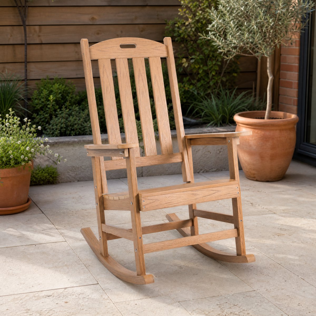 Schommelstoel tuin Adirondack - tuinstoel in teaklook HIPS kunststof houtlook, weerbestendige loungestoel en relaxstoel voor terras, veranda, balkon en patio, met hoge rugleuning, brede armleuningen en outdoor living uitstraling, 70 x 87,5 x 109,5 cm