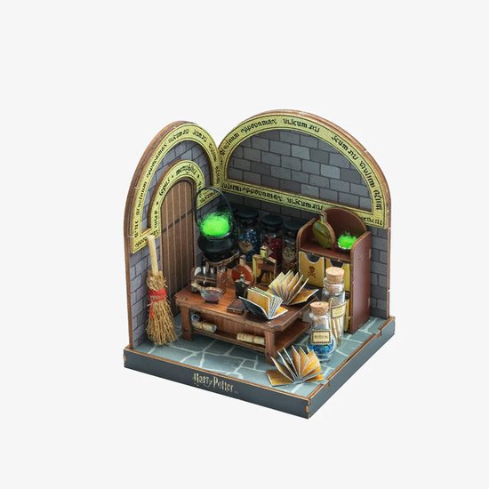 Miniatuur Harry Potter toverdrankklas met ketel, flesjes, bezem en boeken.