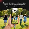Hand houdt smartphone vast met foto van spelende kinderen, Xedor USB-stick aangesloten.