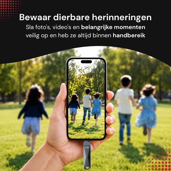 Hand houdt smartphone vast met foto van spelende kinderen, Xedor USB-stick aangesloten.