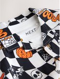 Close-up van de kraag van het Halloween-overhemd met het 'NEXT' label op het onderliggende witte T-shirt.