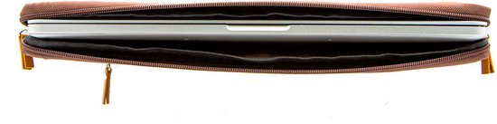 Housse d'ordinateur portable marron en cuir végétalien de 14 pouces, ouverte avec un ordinateur portable argenté à l'intérieur.