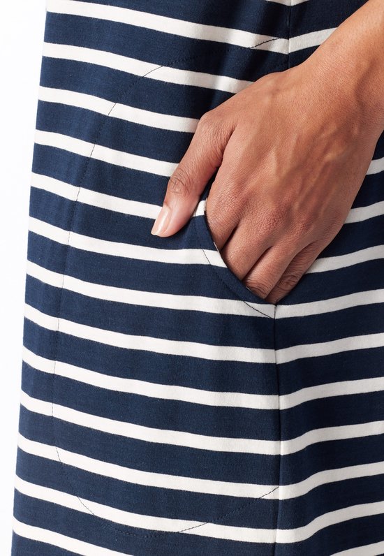 Close-up van een zak in een donkerblauwe jurk met witte horizontale strepen.