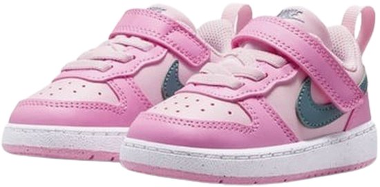 Paar roze Nike Court Borough lage sneakers met klittenbandsluiting, grijs Nike logo en witte zolen.