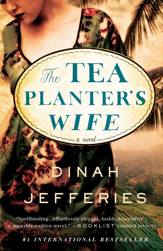 De cover van "The Tea Planter's Wife" door Dinah Jefferies, met een vrouw in een jurk met bloemenprint.