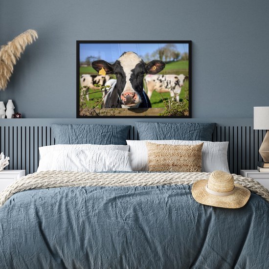 Poster in lijst - Fotolijst 90x60 cm - Posters - Koe - Hek - Gras - Dieren - Posterlijst zwart - Decoratie - Wanddecoratie woonkamer - Muurdecoratie slaapkamer