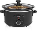 Zwarte slowcooker met glazen deksel, gevuld met stoofpot.