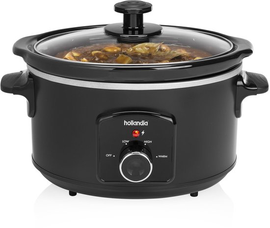 Zwarte slowcooker met glazen deksel, gevuld met stoofpot.