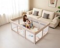 Beige grondbox met vrouw en baby. De vrouw leest een boek voor de baby.