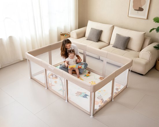 Beige grondbox met vrouw en baby. De vrouw leest een boek voor de baby.