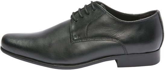 Zwarte leren veterschoen, van de zijkant bekeken.