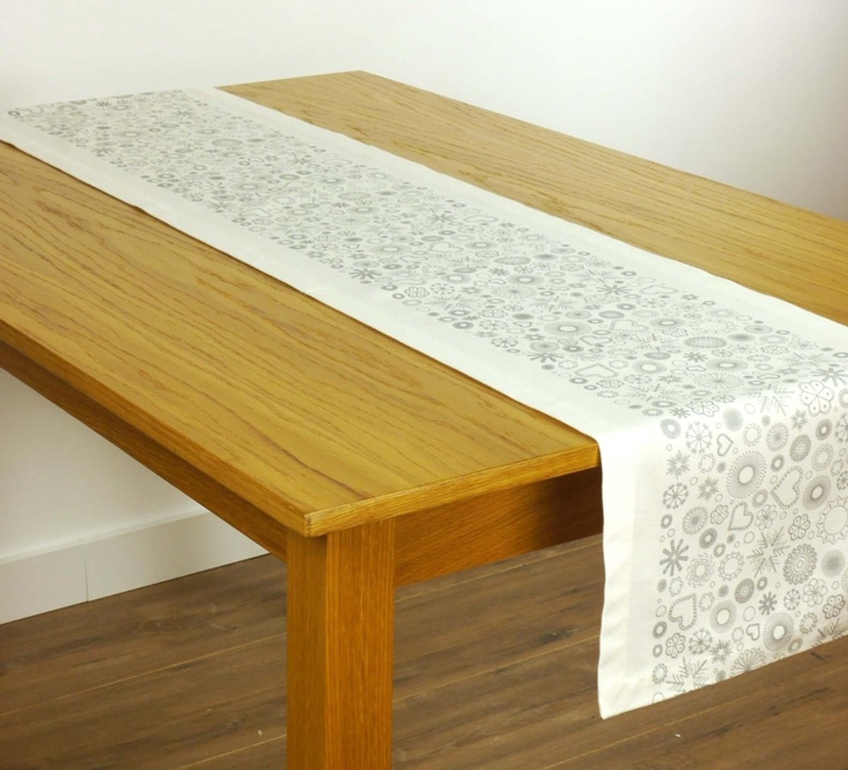 Tafelloper Snowflakes WS - Scantex - wit met zilverkleurig - 30 x 250 cm - lopertje - 100% katoen - Kerst - feestelijk - feest - hartjes - sterren - sneeuwvlokken - ijskristallen - loper