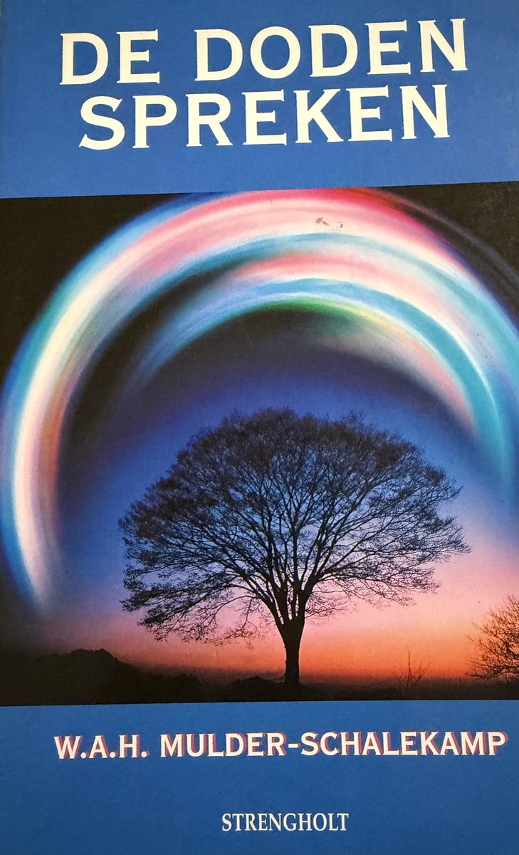 DE DODEN SPREKEN, met W.A.H. MULDER-SCHALEKAMP. Een kale boom staat tegen een veelkleurige regenboog en een zonsondergang.