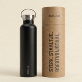 Zwarte STAALTJE thermosfles met zilveren dop, naast een kartonnen koker met de tekst 'STERK. STAALTJE. ROESTVRIJSTAAL.'