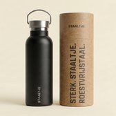 Zwarte STAALTJE drinkfles naast een kartonnen koker met tekst.