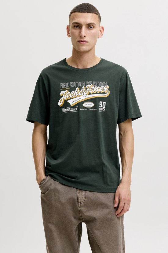 Man in een donkergroen T-shirt met opdruk 'Jack & Jones', 'Fine Cotton Selection', 'Nineteen Ninety' en 'Denim Legacy'.