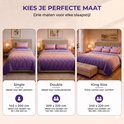Drie bedden in verschillende maten (single, double, king size) opgemaakt met hetzelfde paarse, roze en oranje gradiënt dekbed.