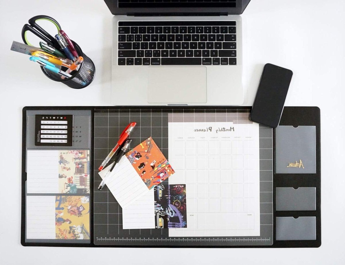Bureaumat met Kalender - Bureau Organizer - Bureau Organiseren - Waterdicht en Antislip - 71 x 33 cm - Zwart