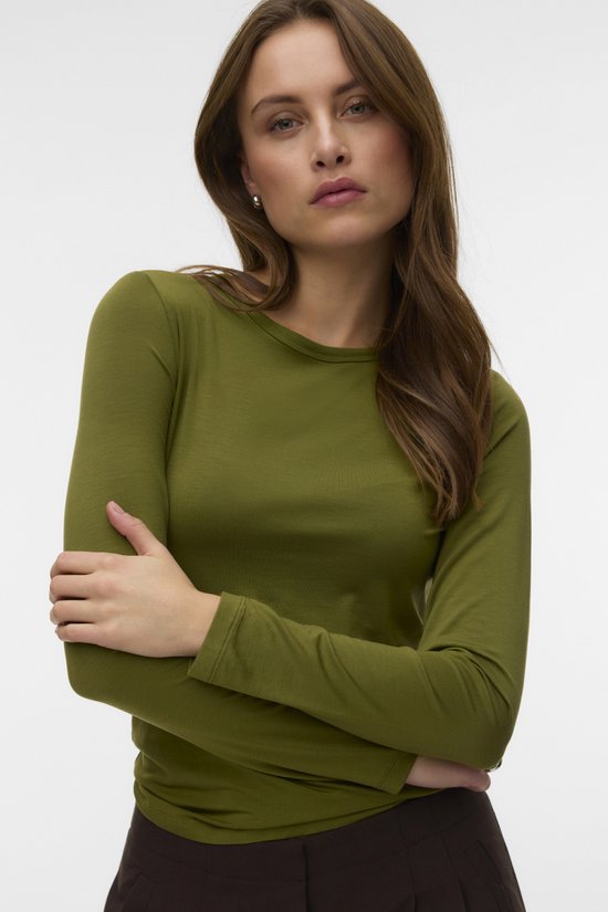 Vrouw met gekruiste armen, draagt een olijfgroen T-shirt met lange mouwen.