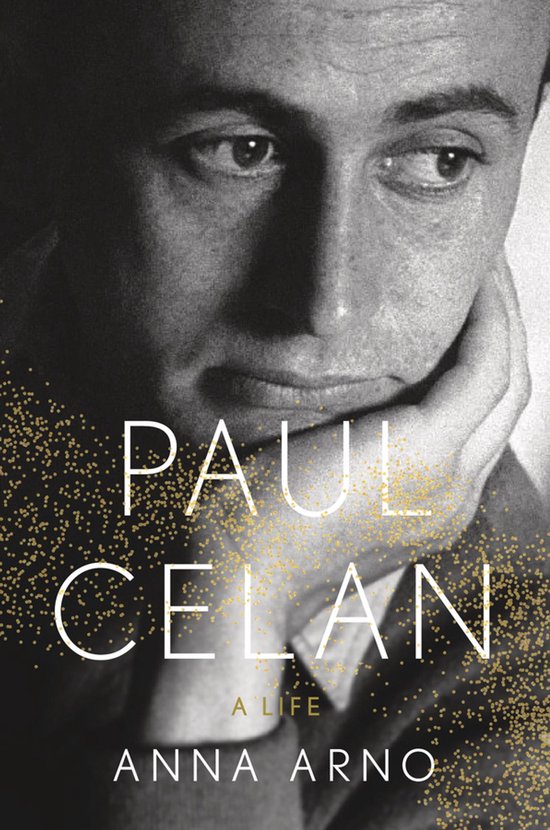 Boekcover van 'Paul Celan A Life' door Anna Arno. Close-up van een man die op zijn hand leunt, omringd door gouden spikkels.