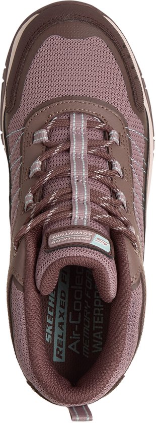 Bovenkant van een paarse Skechers wandelschoen met Air-Cooled Memory Foam.