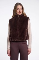Korte bruine Namaakbont gilet met rits, staandere kraag en ritszakken, gedragen door een model.