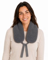 Model draagt een grijs teddy knuffelkussen om de nek met een strik.