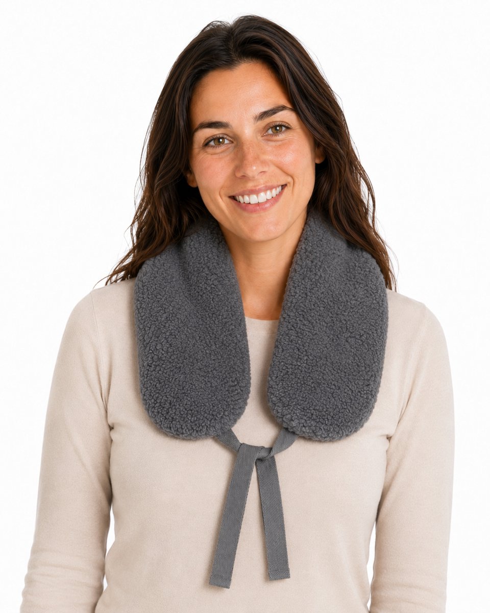 Ølav North – Warmtekussen met Teddy Hug hoes - Incl. Geschenkverpakking - OEKO-TEX® - Pittenzak magnetron & vriezer - Lang Pittenkussen 65 x 15 cm - Stone Grey - Cadeau voor haar, vrouw, vriendin