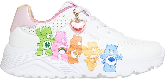Witte veter schoen met Care Bears figuren op de zijkant, regenboog hiel detail en een hartvormige bedel aan de veters.