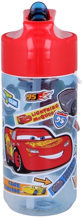 Bouteille bleue avec bouchon rouge. Décorée d'autocollants de Flash McQueen, Cruz Ramirez et Jackson Storm.