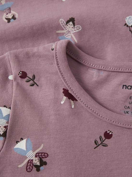 Close-up van een lichtroze jurk met lange mouwen, ballerina- en bloemenprint.