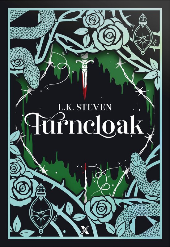 Boekomslag van 'Turncloak' door L.K. Steven met een dolk, rozen, slangen en flesjes in groen en zilver.