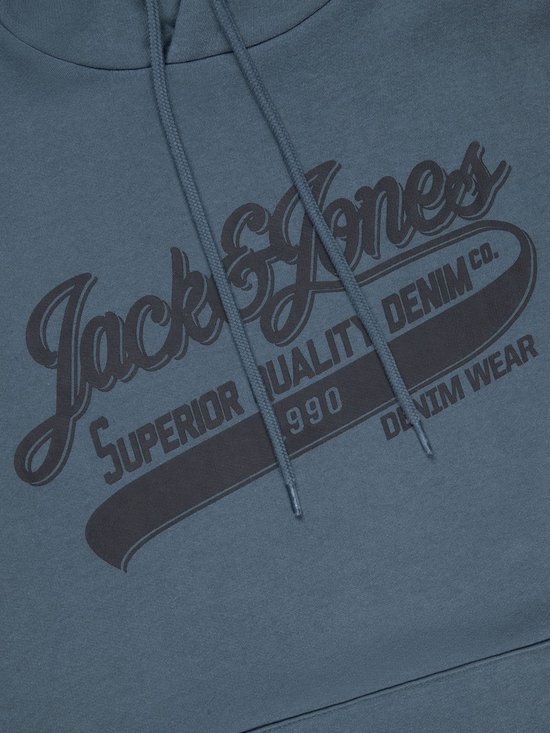 Close-up van blauwgrijze hoodie met donkere opdruk 'Jack & Jones Superior Quality Denim Co. 1990 Denim Wear'.
