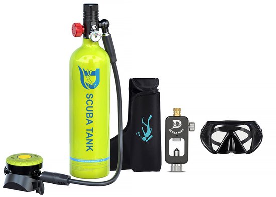 Bouteille de plongée vert citron de 1L, détendeur, masque de plongée, adaptateur de remplissage et sac de transport, isolé sur fond blanc.