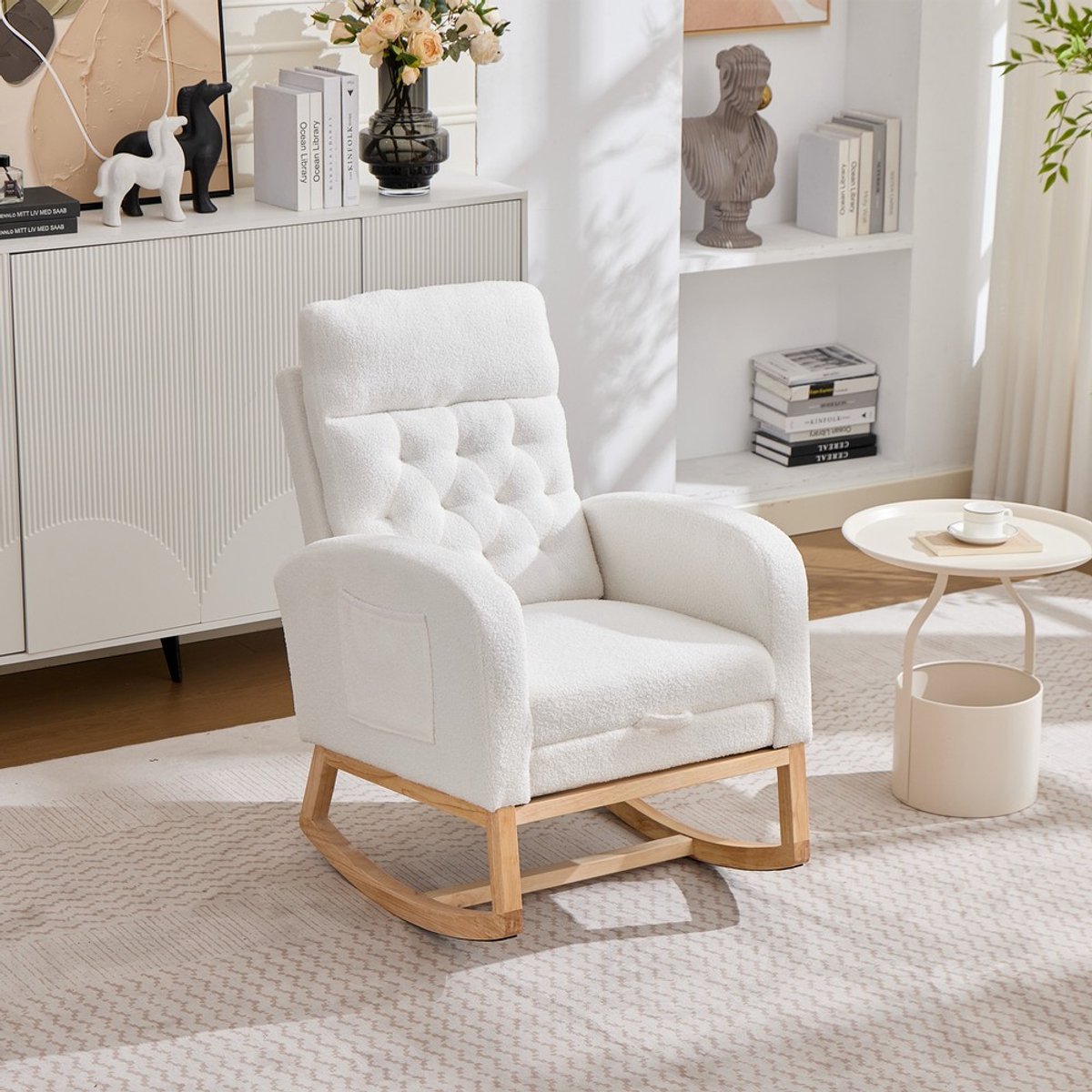 KOMHTOM Schommelstoel - Teddy Fleece Stof - Verstelbare Voetensteun - Zijvakken - Relaxstoel Woonkamer Slaapkamer Kinderkamer - Comfortabele Fauteuil - Wit - 65,6 x 123 x 102 cm