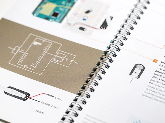 Pagina's uit een boek met technische schema's en illustraties van elektronische componenten, met een spiraalbinding.