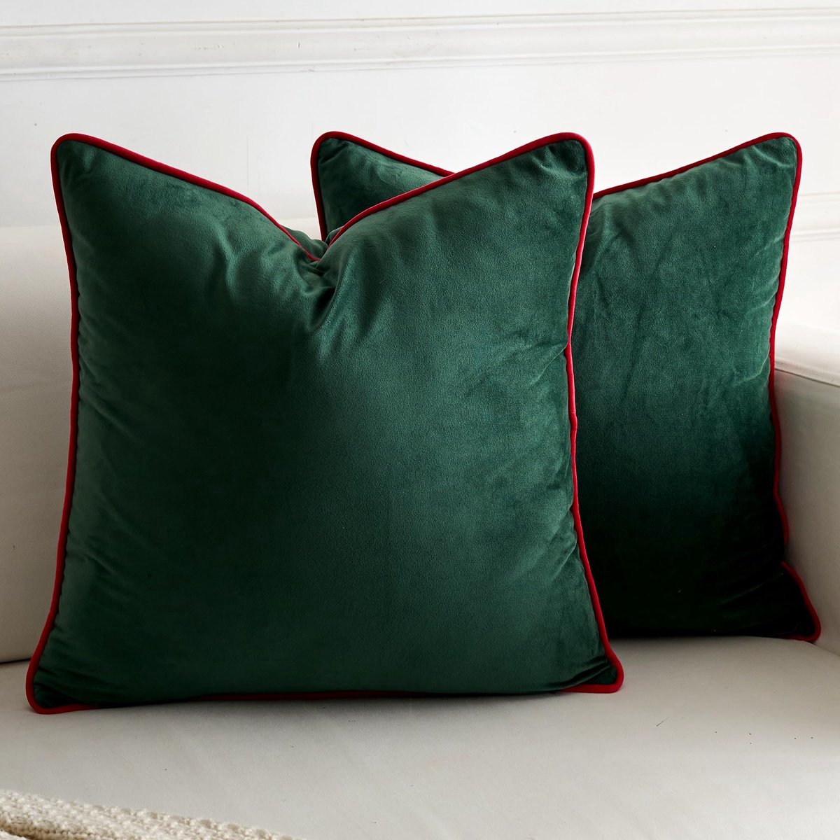 Set van 2 donkergroene fluwelen kussenhoezen moderne minimalistische stijl effen decoratieve rode touw rand zachte vierkante kussenslopen voor bank slaapkamer feest kerstdecoratie, 50 x 50 cm