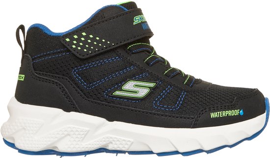 Zijkant van zwarte Skechers sneaker met lime en blauwe accenten, 'Waterproof' tekst en dikke witte zool.