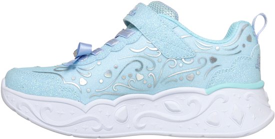 Lichtblauwe sneaker met glitters, strik en zilveren ornamenten, met klittenbandsluiting.