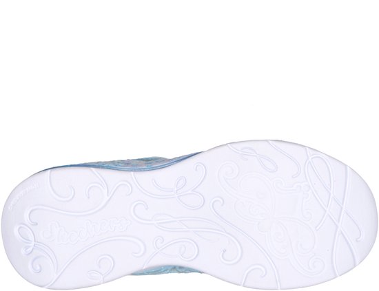 Witte sneakerzool met sierlijke patronen.