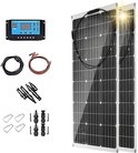 Set van twee flexibele zonnepanelen met laadregelaar, kabels en connectoren.