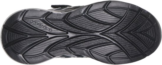 Onderkant van de zwarte Skechers sneaker met een non-marking profielzool.