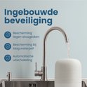 Humidificateur Auraonic blanc sous un robinet qui remplit d'eau.