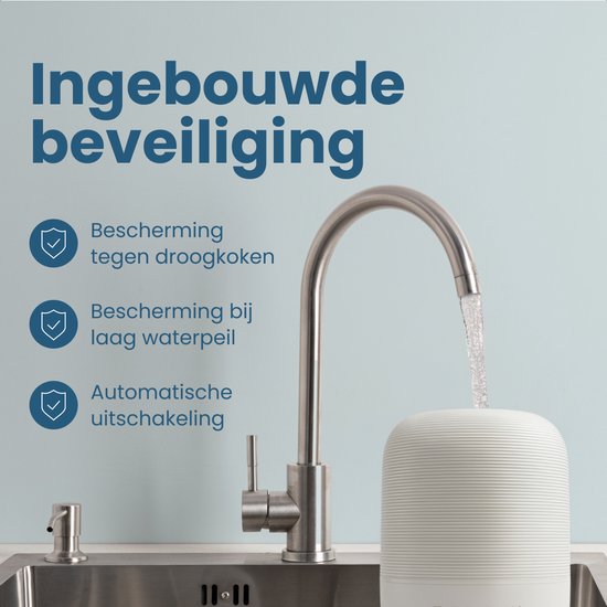 Humidificateur Auraonic blanc sous un robinet qui remplit d'eau.