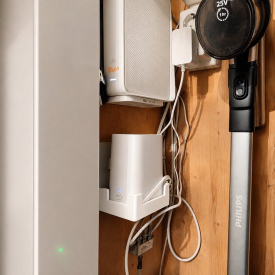 Wandhouder geschikt voor Eufy HomeBase 3 S380 - Muurbeugel voor beveiligingshub - Kabeluitsparingen links en rechts - Wit — afbeelding 3