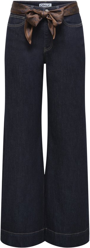 Donkerblauwe spijkerbroek met wijde pijpen, hoge taille, met bruine paisley-sjaal gestrikt.